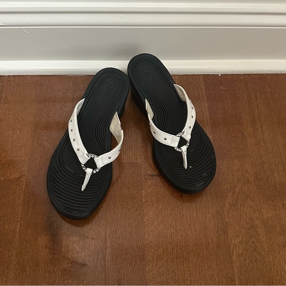 Skechers Shoes - Sketchers Black and White Rhinestones Flip Flop Sandals Size 7.5